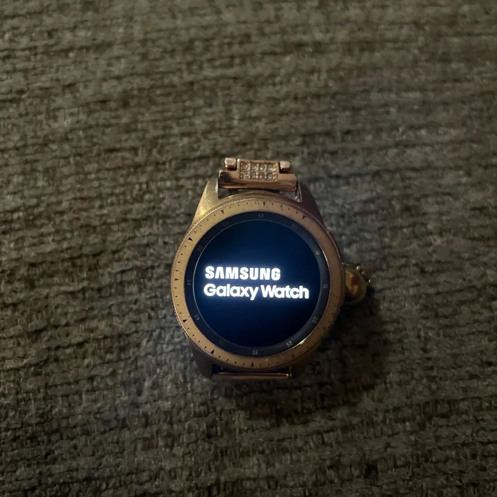 Samsung Gold Smartwatch Premium Design